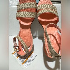 Crocs LEIGH Graphic Stucco Tumbleweed Tan Pink Platform Slingback Sandals Sz 7
